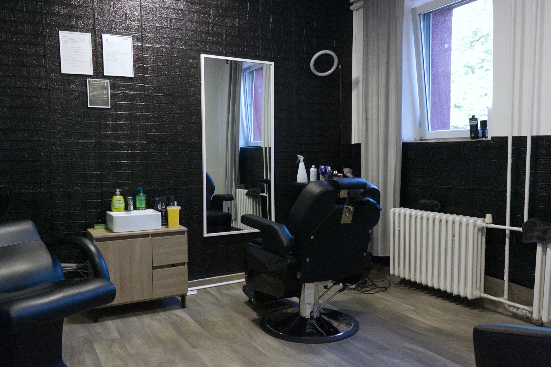 Interiér barbershopu v gymu Fitness Ring Karviná