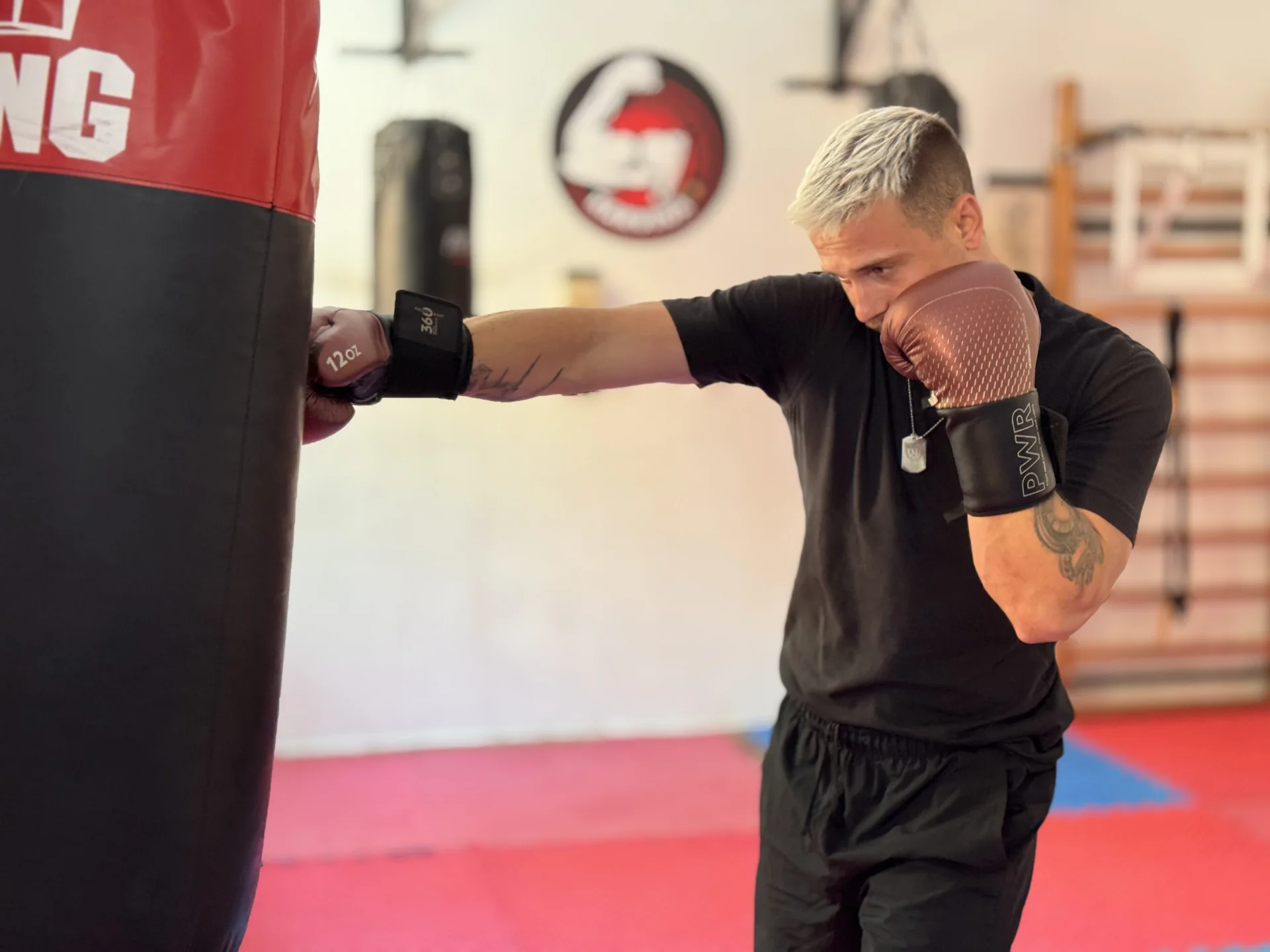 Bojová zóna Fitness Ring Karviná — tatami podlaha, těžké pytle, zrcadlo