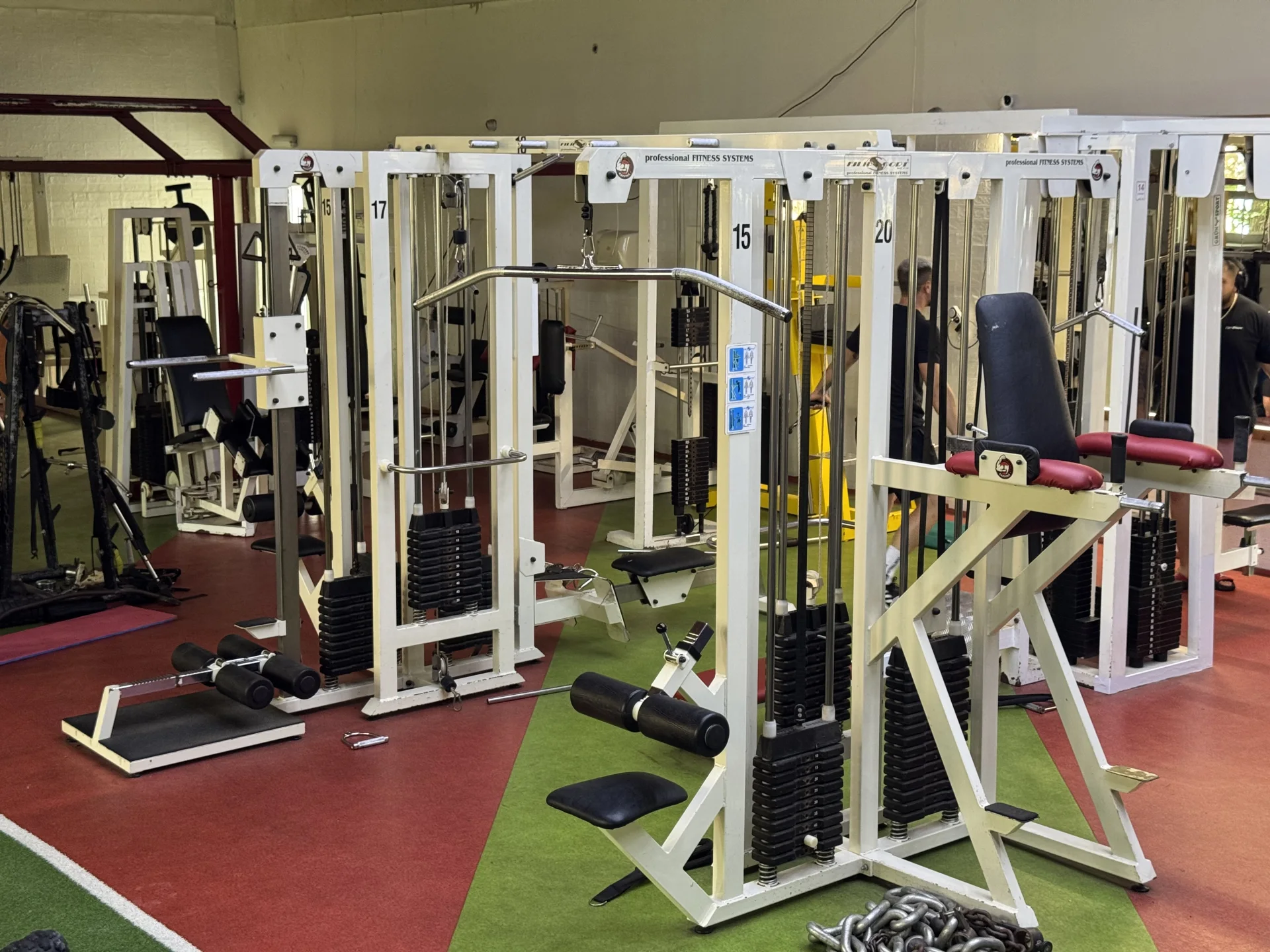 Zóna strojů Fitness Ring Karviná — Hammer Strength, Peck Deck, kladky, Bench Press
